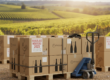 Palette de cartons “Beaujolais Nouveau 2025” prête à l’expédition dans un entrepôt